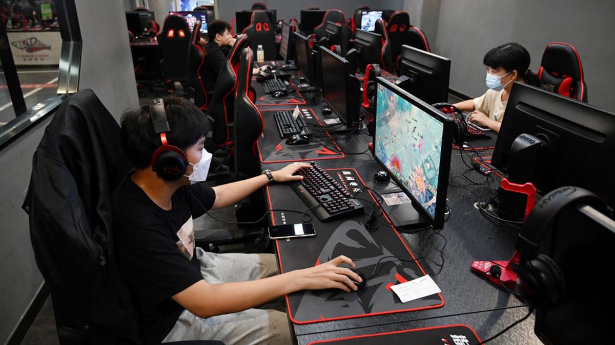 Perbandingan Game PC Online vs Mobile 2025 Mana yang Lebih Populer Perbandingan Game PC Online vs Mobile 2025: Mana yang Lebih Populer?
