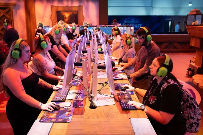 Gamer mengecek update patch terbaru game populer 2025
