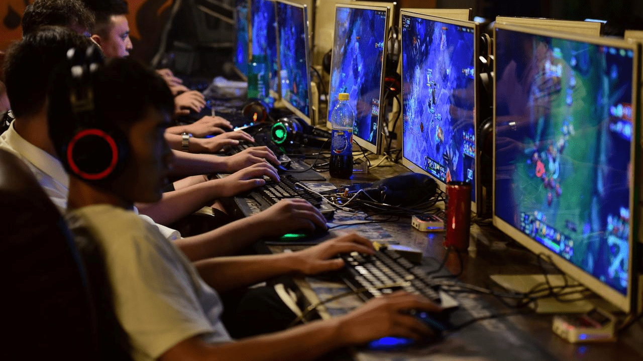 Gamer Fokus Bermain Game Online Pemain fokus bermain game online dengan strategi cerdas untuk menang