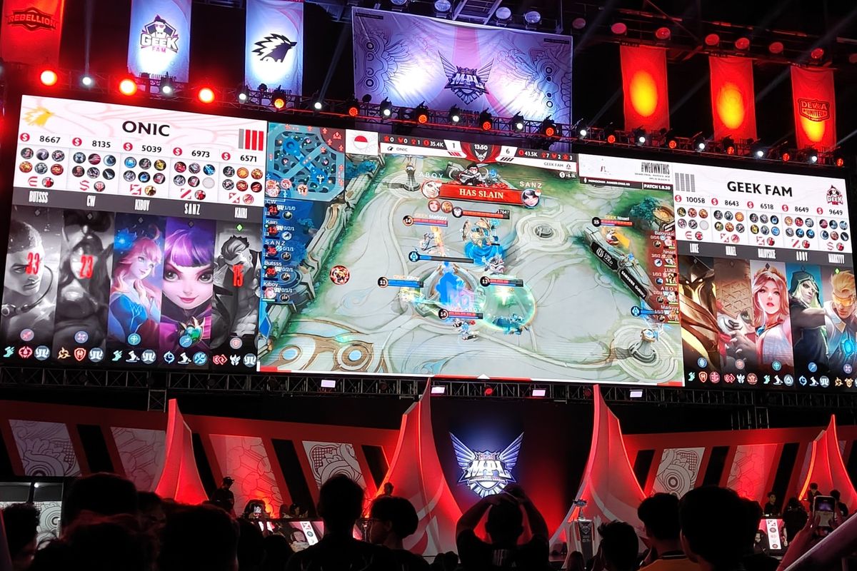 Pemain esports profesional sedang berkompetisi dalam turnamen internasional