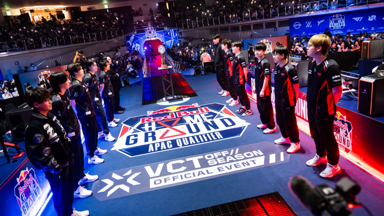 Pemain profesional esports Indonesia sedang berkompetisi dalam turnamen game online global.