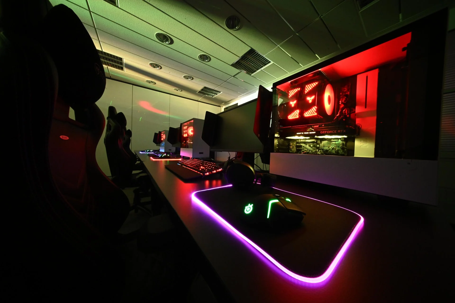 Tim esports profesional sedang berkompetisi dalam turnamen game online
