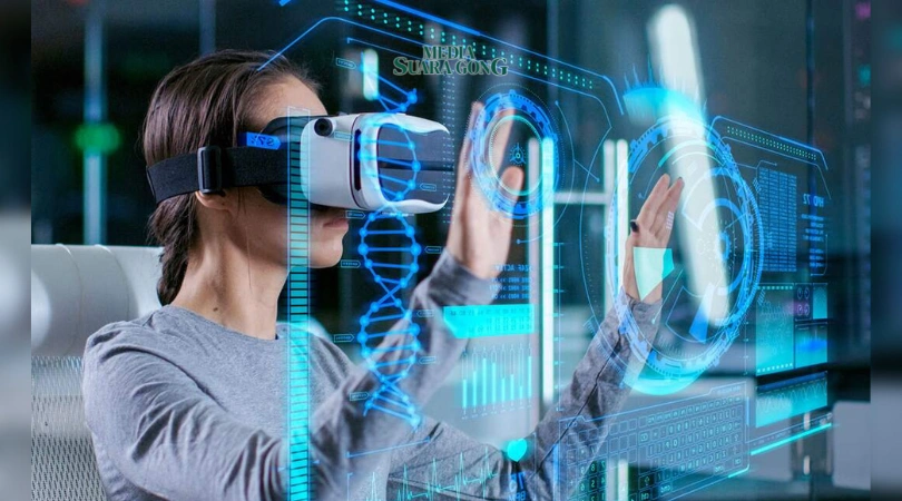 Seorang pengguna menggunakan headset untuk mencoba Inovasi Canggih AR dan VR dalam simulasi pelatihan kerja