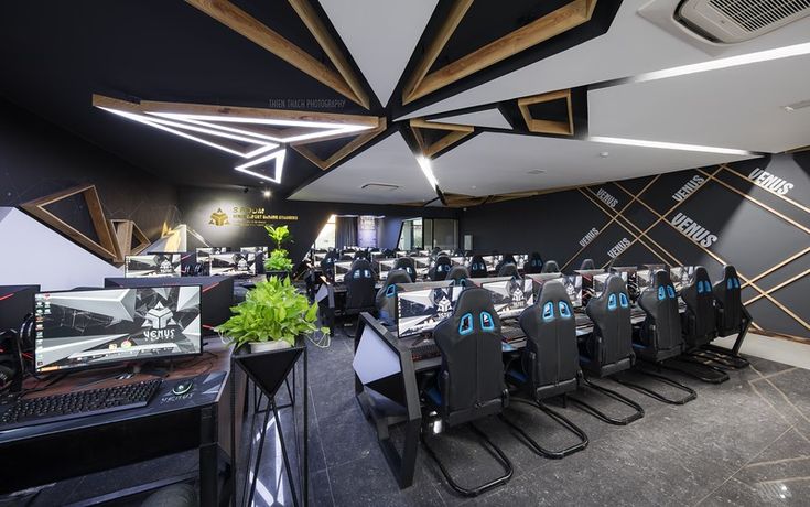 Suasana turnamen di Venue E-Sport Bandung, RRQ Arena, menunjukkan fasilitas PC high-spec dan ruang komunitas yang lengkap