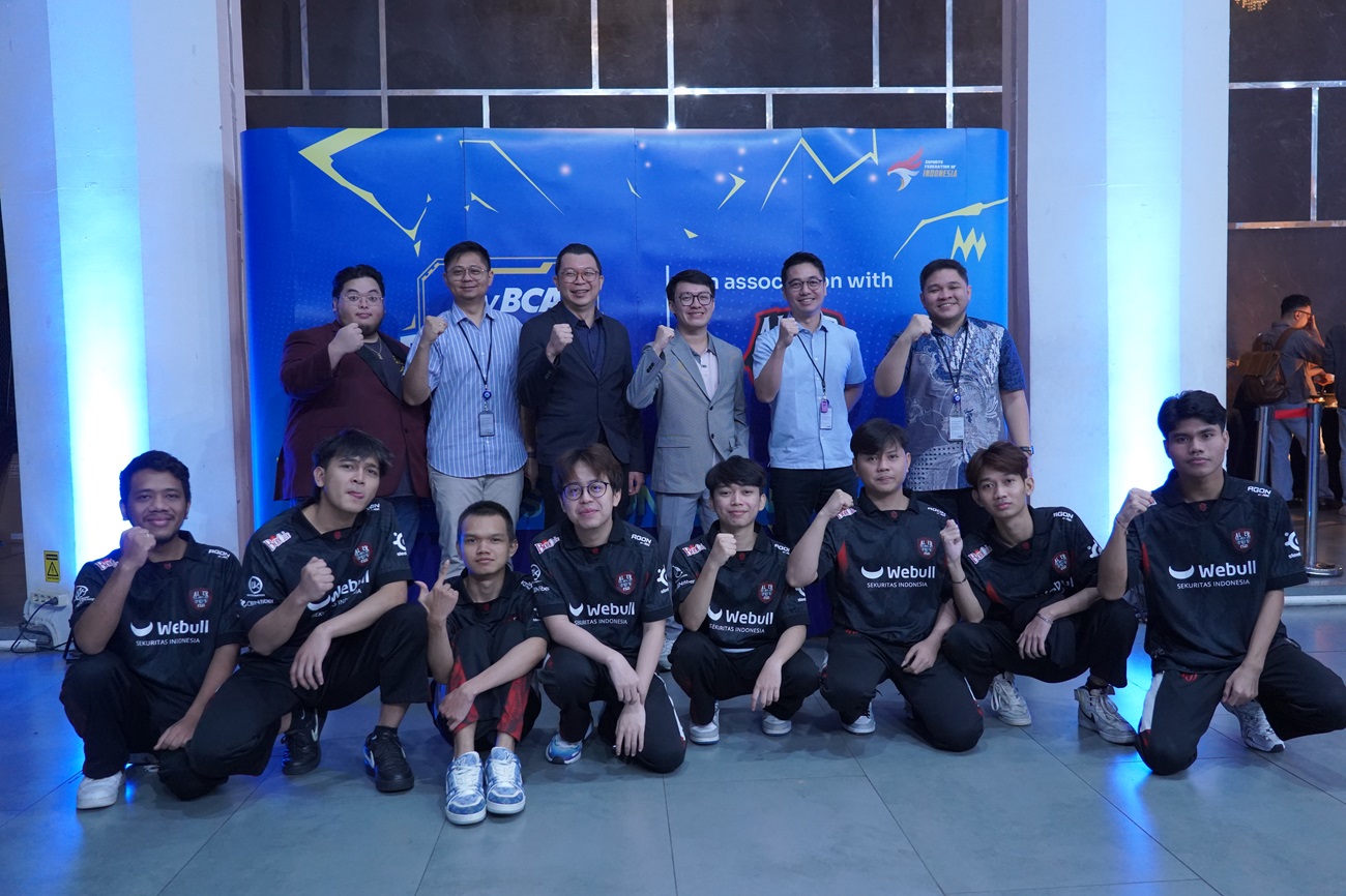 Pemain esports profesional di Indonesia dengan peralatan gaming modern
