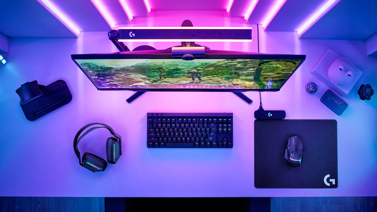 Keyboard gaming Logitech G dengan pencahayaan LIGHTSYNC RGB yang dapat disesuaikan