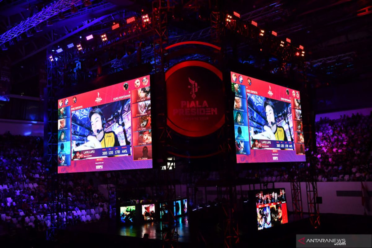 Pemain e-sports Indonesia sedang bertanding dalam turnamen profesional Mobile Legends dengan penonton yang antusias