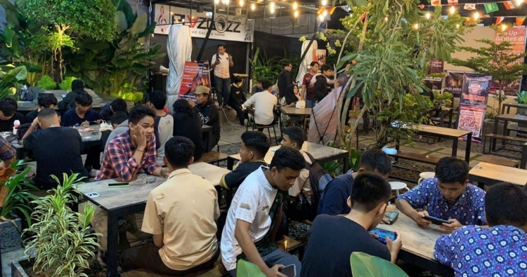 Pemain profesional sedang bertanding dalam turnamen e-sport Indonesia dengan dukungan penonton dan suasana kompetitif