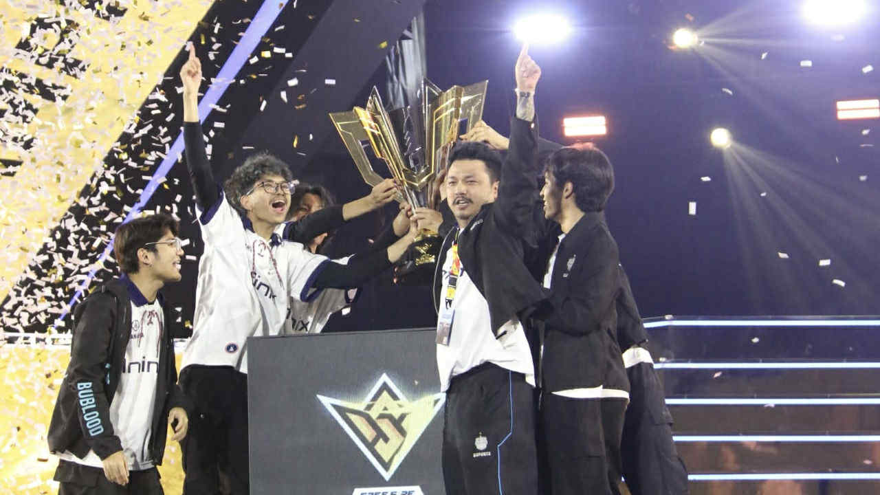 Tim Buriram United merayakan kemenangan juara FFWS 2025 di arena esports Indonesia