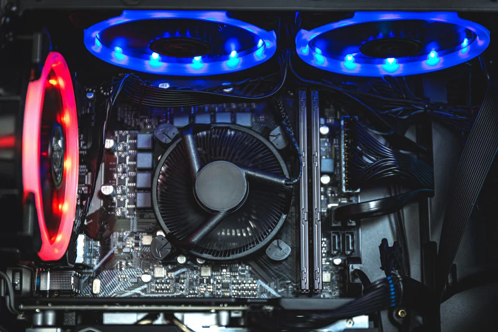 Estimasi Biaya PC Gaming 2025 dengan Komponen Terbaru PC gaming tahun 2025 dengan CPU, GPU, RAM, SSD, dan casing modern untuk bermain game AAA