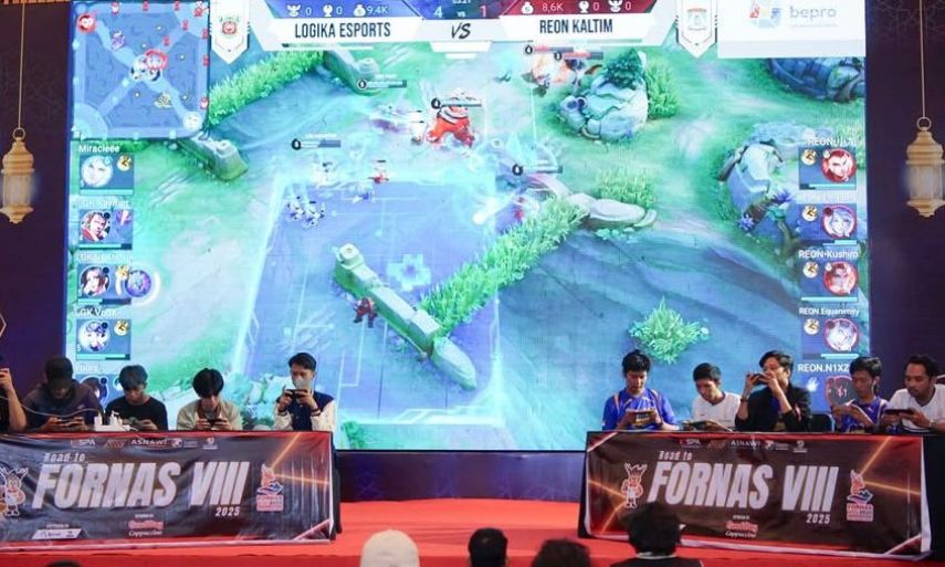 Atlet muda Kaltim sedang latihan e-sport berbasis prestasi dengan perangkat gaming profesional