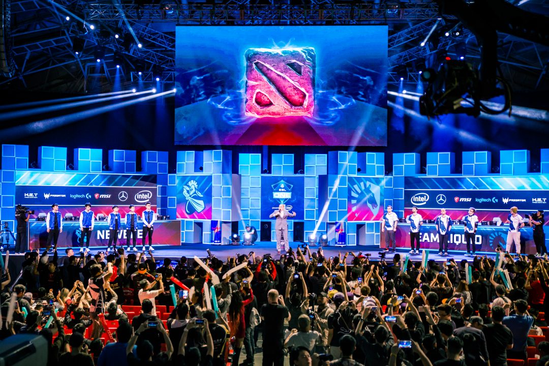 Pemenang Turnamen Esports Asia Tenggara 2026 Tim esports Thailand, Malaysia, dan Filipina memegang piala turnamen hadiah esports terbesar di dunia