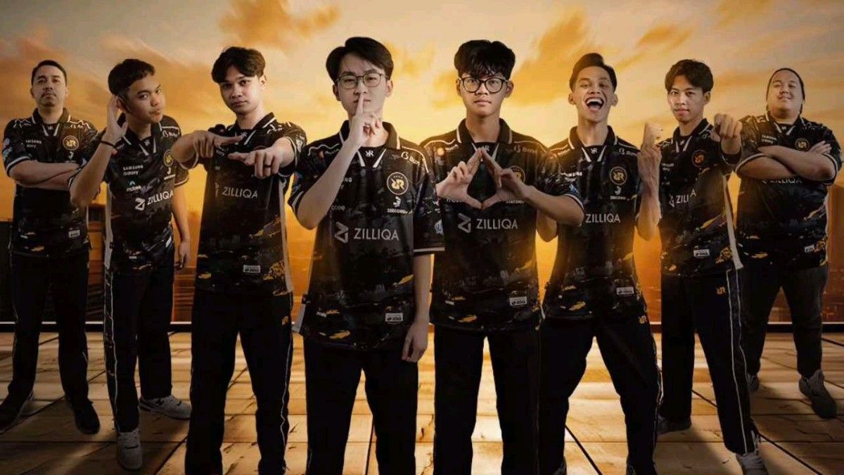 Fan RRQ Kingdom mendukung tim saat turnamen e-sport di Indonesia