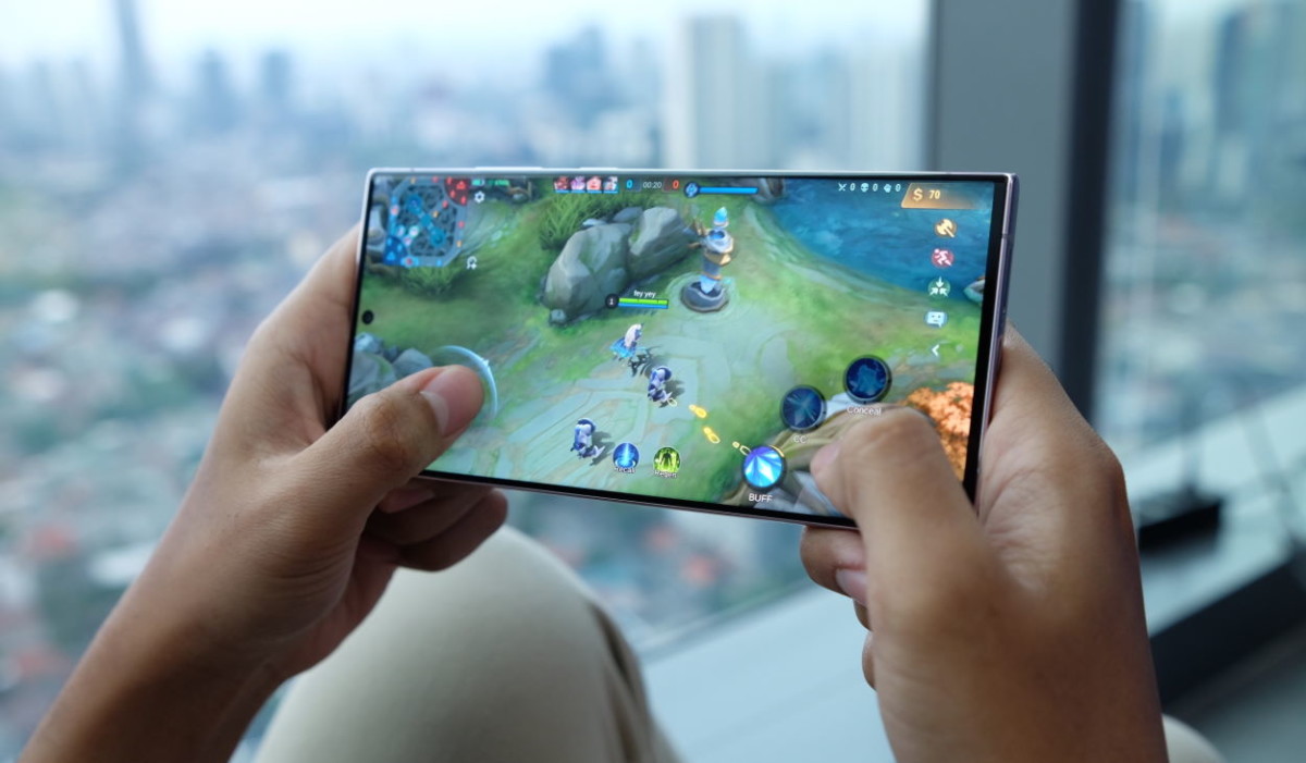 Smartphone menampilkan game mobile dengan grafis ray tracing realistis dan efek cahaya dinamis
