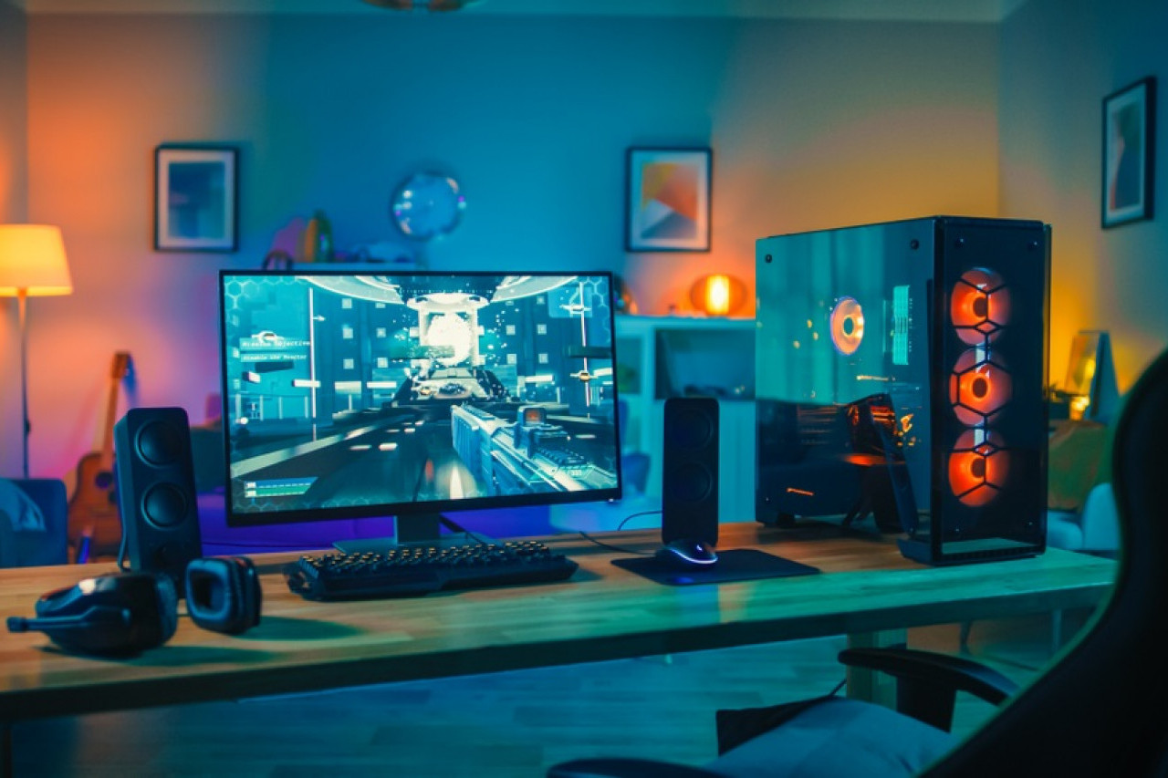 Gamer serius bermain game untuk menjadi pro player esports