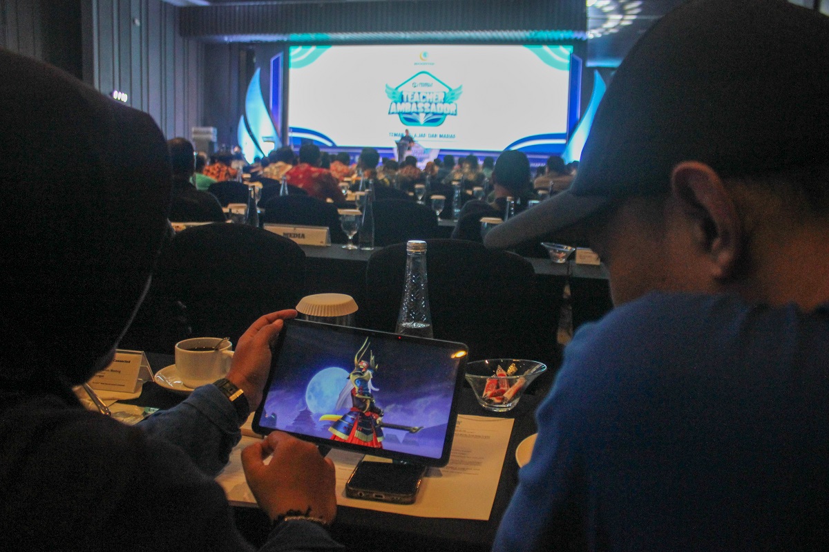 Guru sedang mengikuti workshop Mobile Legends Teacher Ambassador di Surabaya