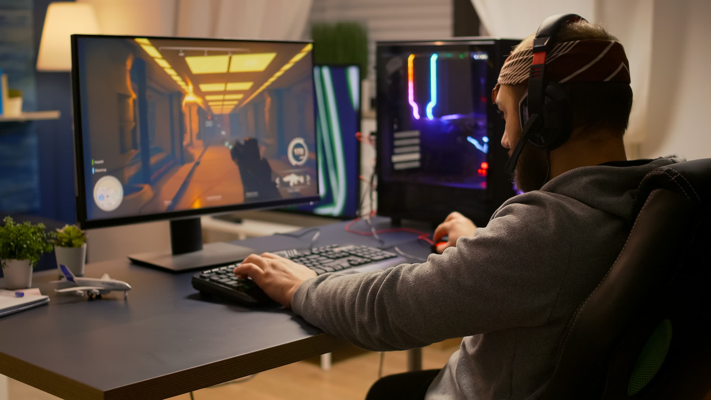 Panduan Lengkap Memahami Dunia Streaming Game Seseorang sedang melakukan live streaming game menggunakan PC dan mikrofon profesional.