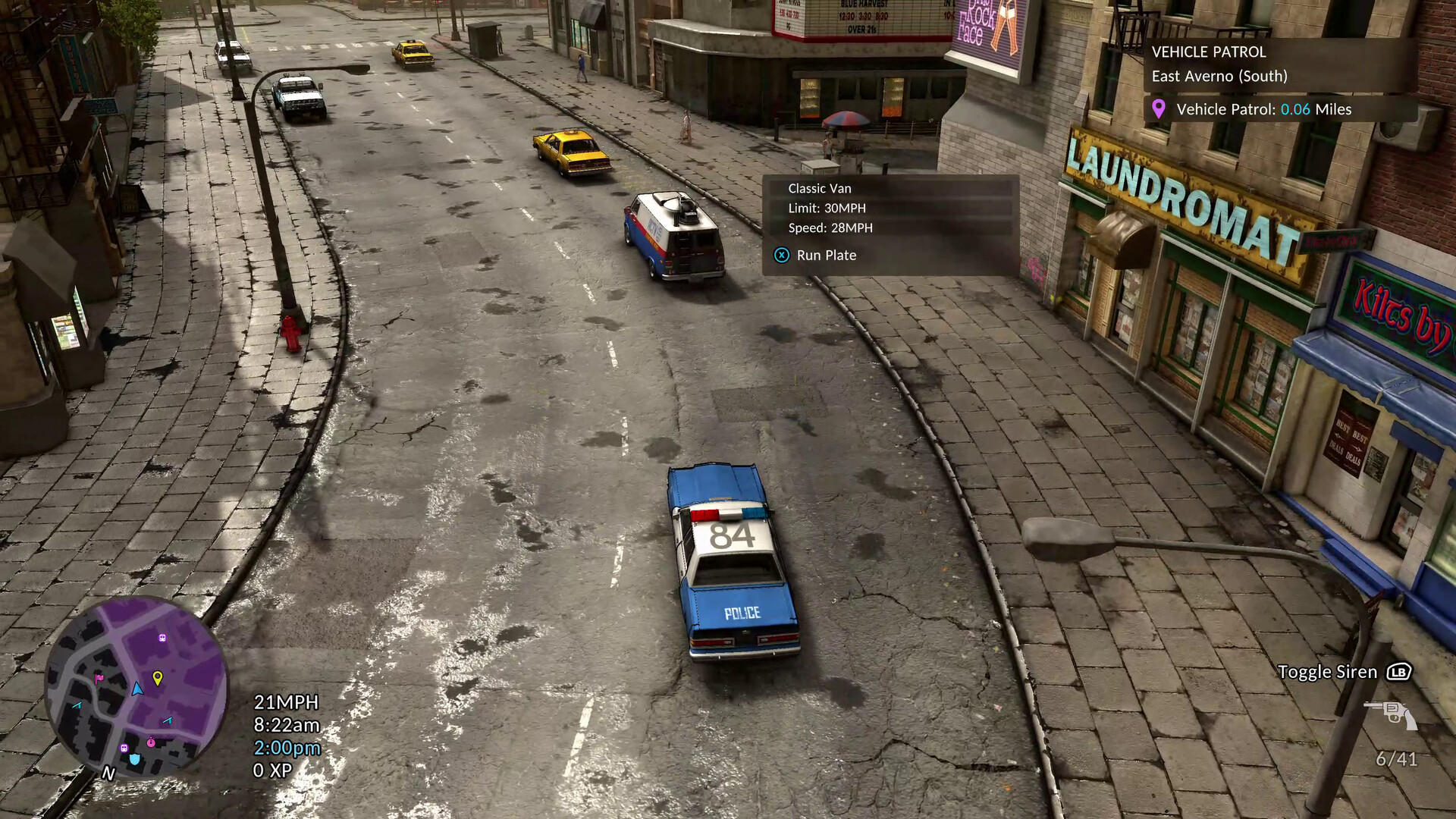 polisi melakukan pengejaran mobil di kota Averno City dalam game The Precinct.