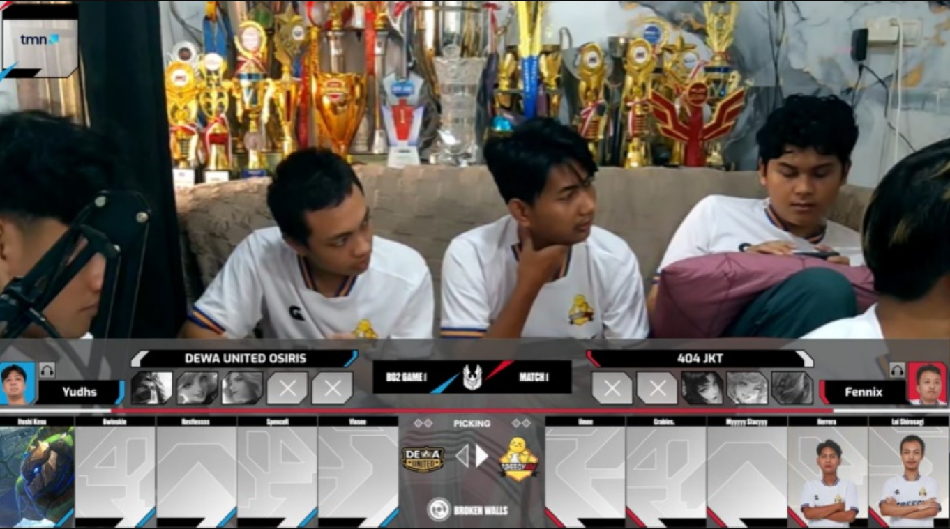 Pemain E-Sport Indonesia sedang berlatih bersama dalam tim komunitas gaming profesional