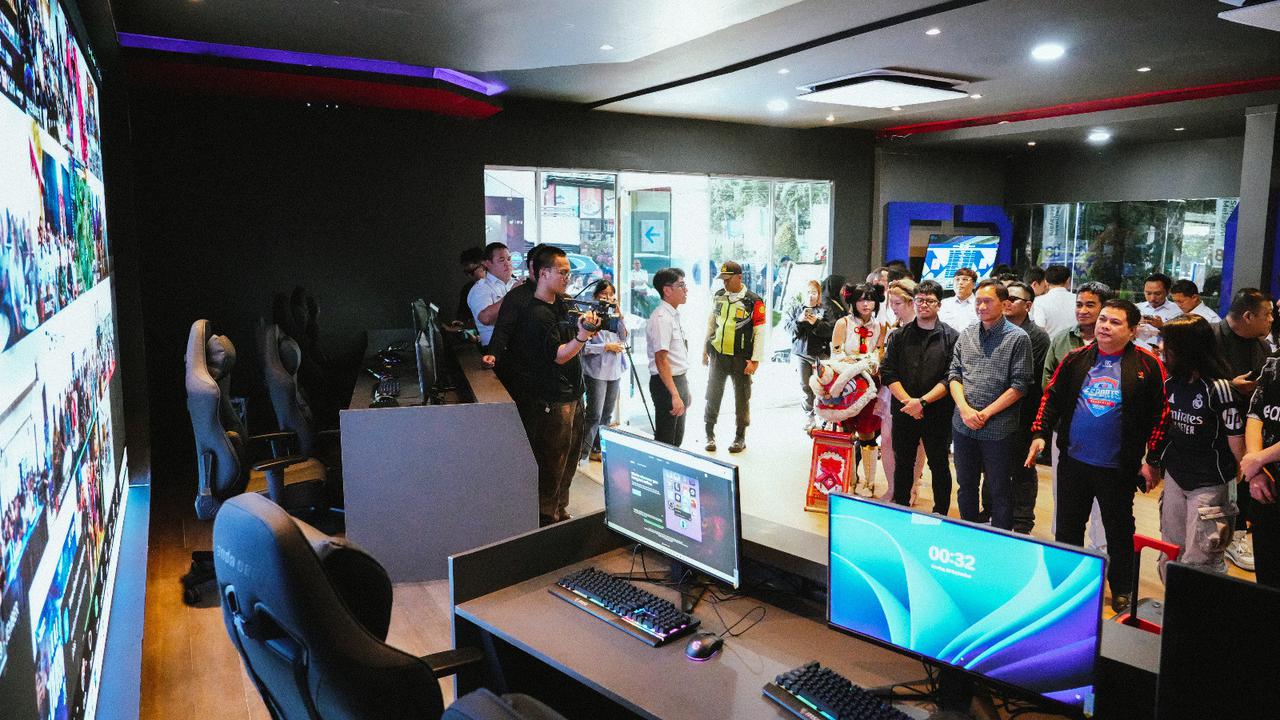 pemain e-sport Indonesia sedang bertanding dalam turnamen game online