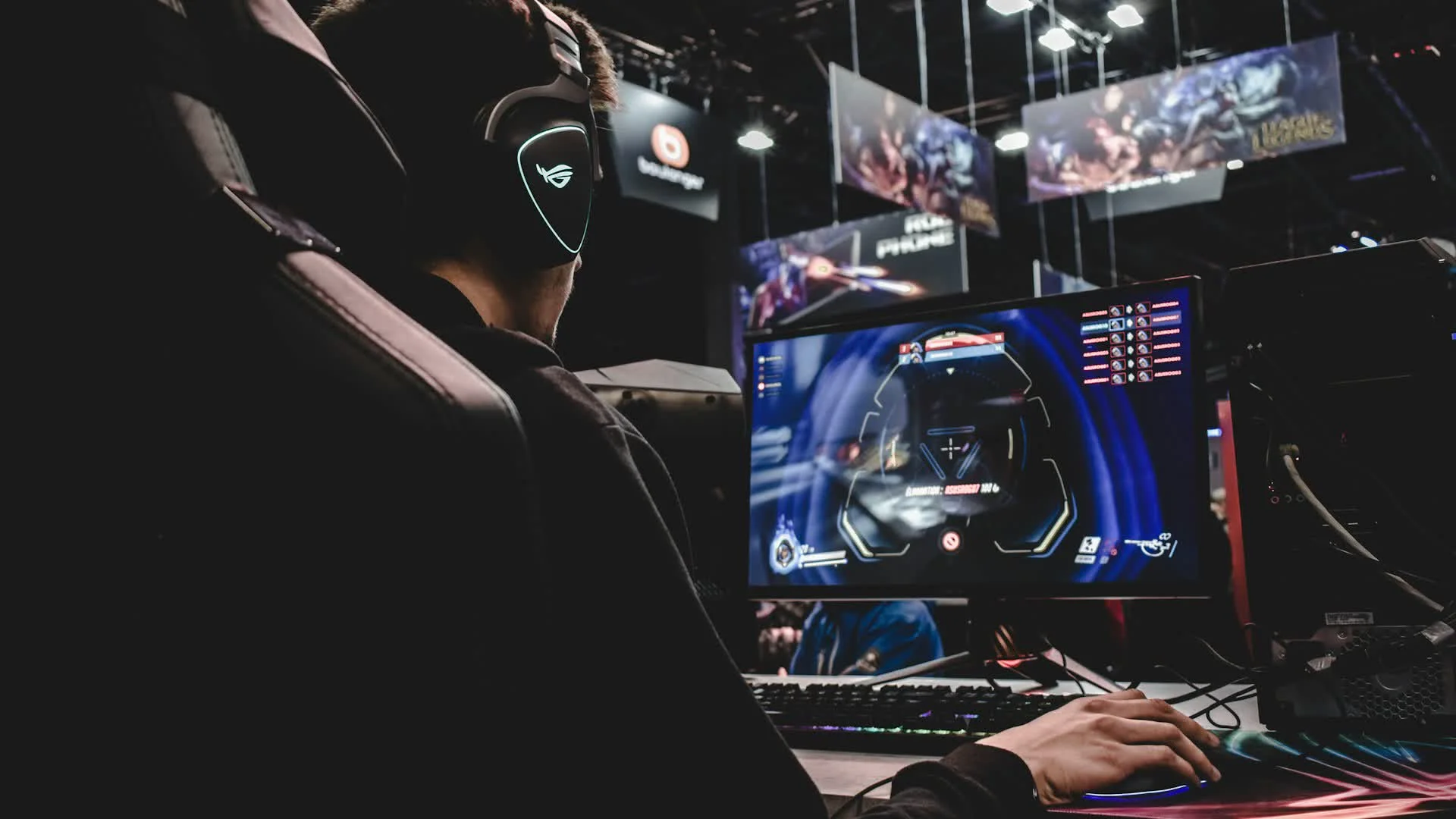 Teknologi Gaming Modern dengan Setup PC Futuristik Teknologi gaming modern dengan PC gaming RGB dan monitor futuristik