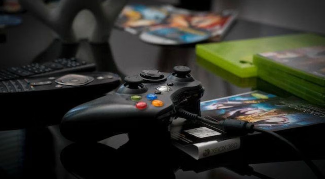 Pemain menggunakan layanan cloud gaming 2026 untuk memainkan game berkualitas tinggi tanpa PC atau konsol mahal