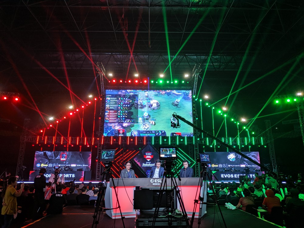 Komunitas E-Sport Indonesia Berkumpul Dalam Dunia Gaming Modern Komunitas e-sport Indonesia dengan gamer modern mengikuti aktivitas gaming dan turnamen digital