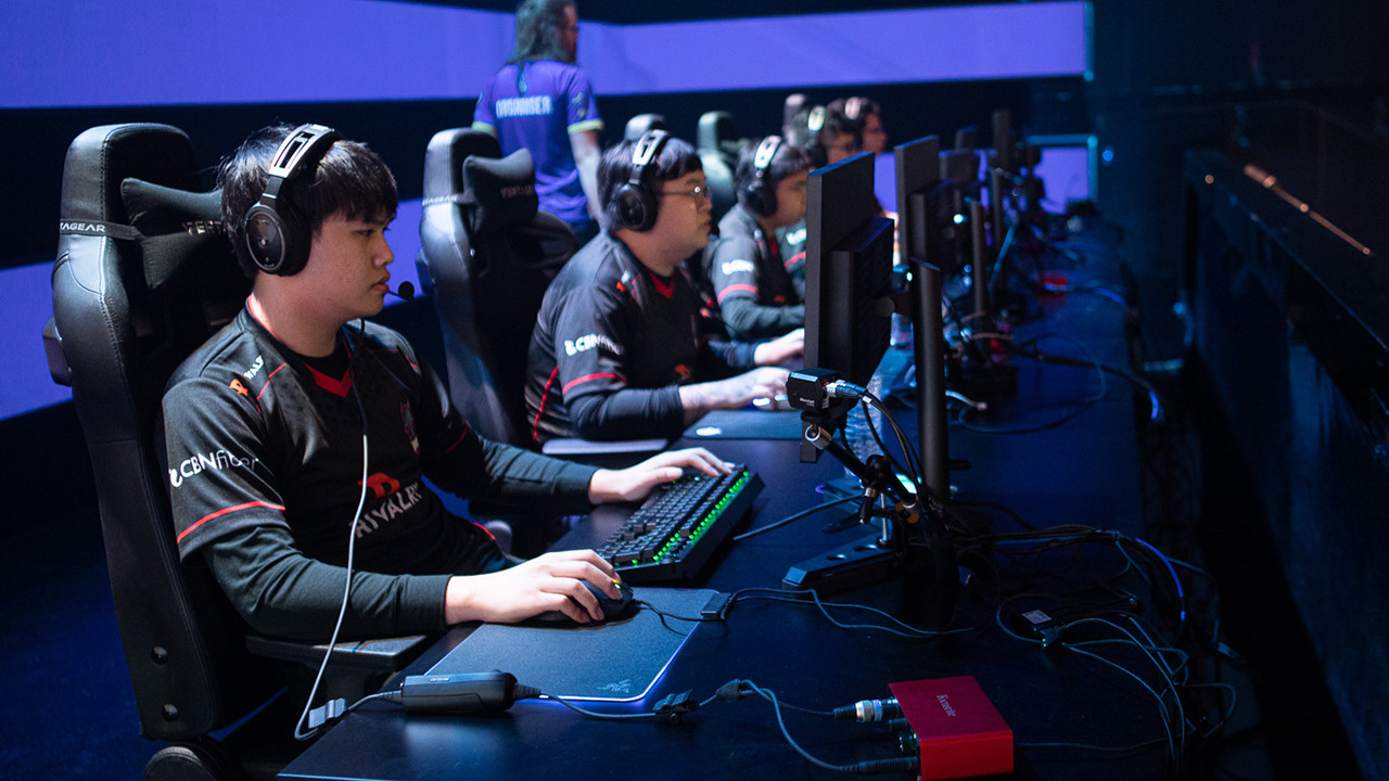 Komunitas e-sport Indonesia sedang mengikuti turnamen game online dengan suasana kompetitif dan profesional