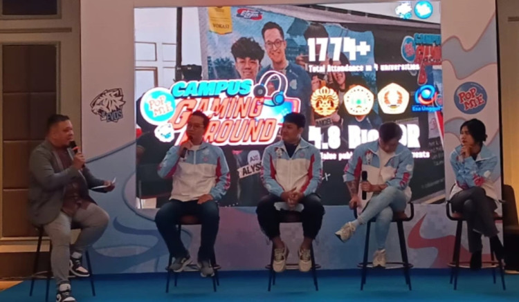 Komunitas e-sport modern Indonesia mengikuti kompetisi gaming profesional dengan suasana turnamen yang kompetitif