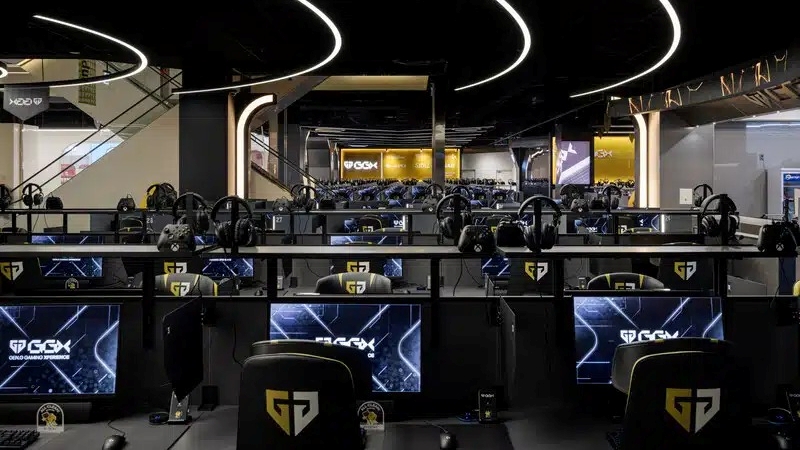 Teknologi gaming terbaru menggunakan perangkat gaming modern untuk pengalaman bermain lebih realistis