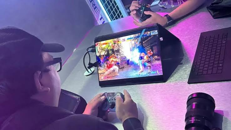 Teknologi gaming terbaru menggunakan perangkat gaming modern untuk pengalaman bermain game lebih realistis