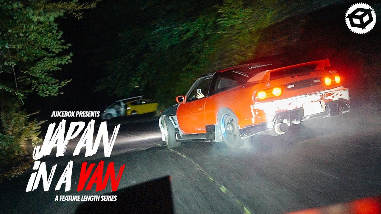 Touge Shakai menampilkan mobil JDM melakukan drifting di jalan pegunungan Jepang yang berkelok dengan suasana malam yang realistis.