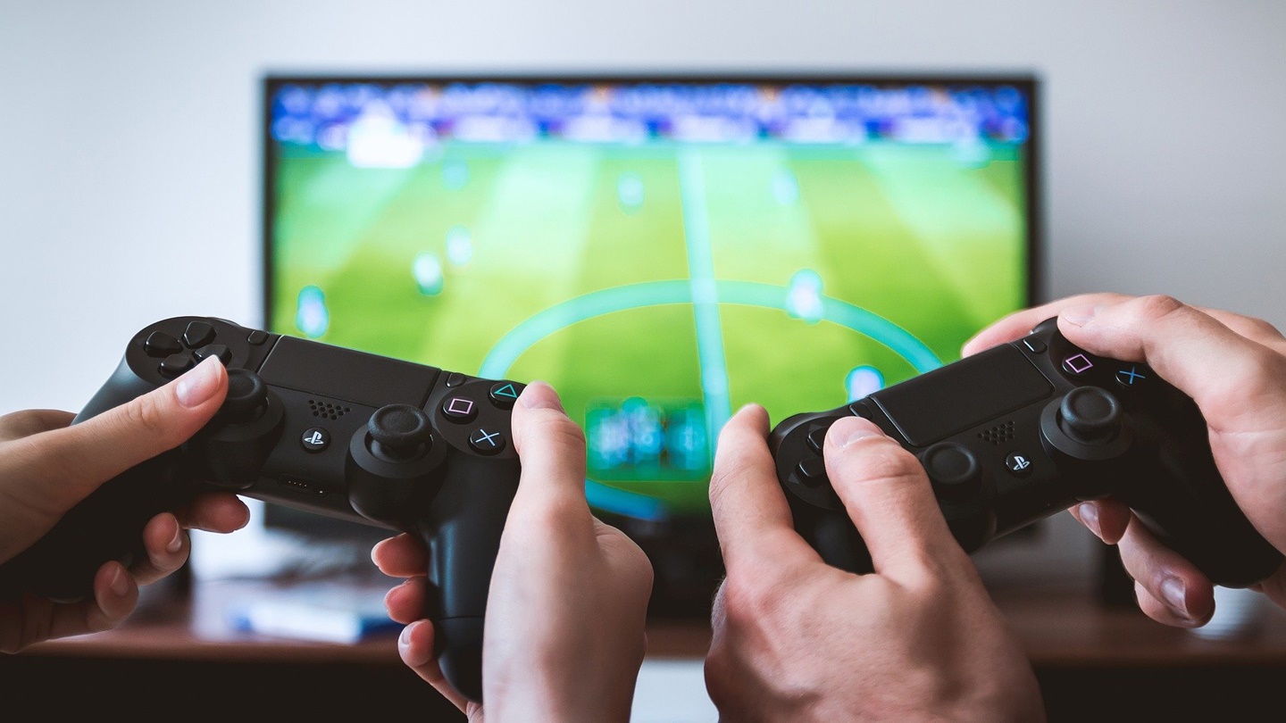 Tren game online masa kini dengan gamer bermain menggunakan teknologi digital modern