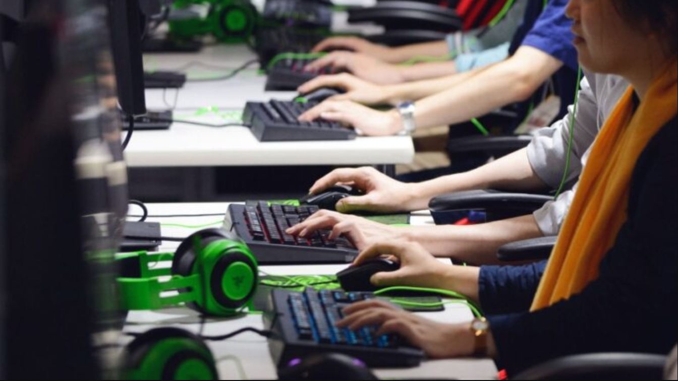 Pemain profesional mengikuti pertandingan Game Online Esports Modern dalam turnamen gaming digital