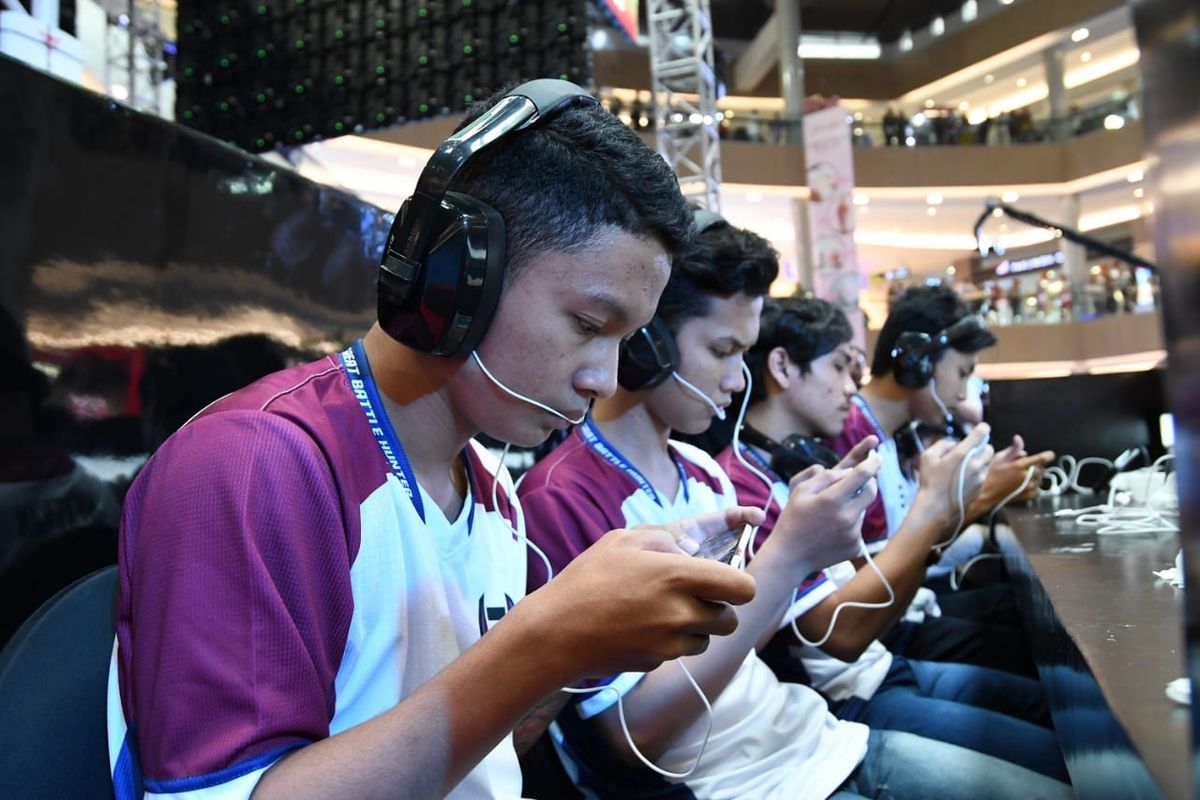 Komunitas E-Sport Indonesia sedang bermain game online dalam perkembangan industri gaming modern