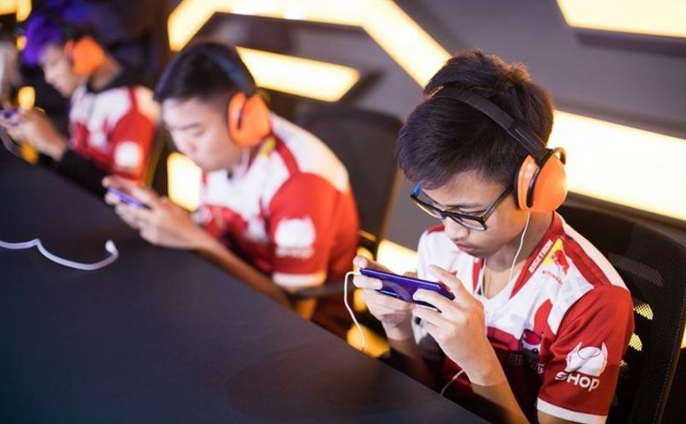 Komunitas E-Sport Indonesia sedang bermain game kompetitif dengan teknologi gaming terbaru