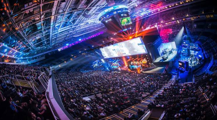 Komunitas e-sport Indonesia bermain game kompetitif dalam turnamen gaming modern