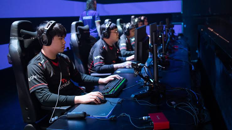 Komunitas E-Sport Indonesia dalam Dunia Gaming Modern Komunitas e-sport Indonesia bermain game kompetitif dalam turnamen gaming modern