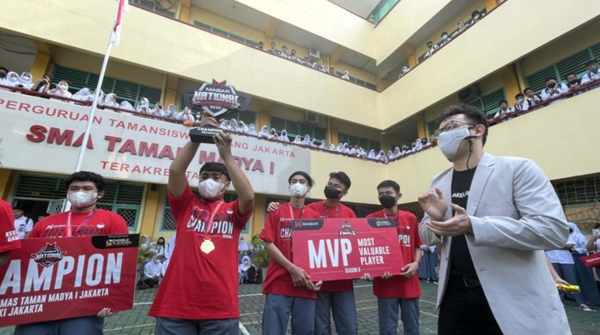 Komunitas e-sport Indonesia sedang bertanding dalam turnamen game profesional dengan suasana kompetitif dan penuh semangat