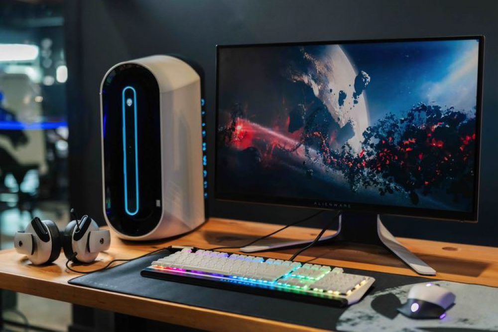 Teknologi Gaming Terbaru dengan Setup PC RGB Modern Teknologi gaming terbaru menggunakan PC gaming RGB dengan monitor beresolusi tinggi dan perangkat gaming modern.