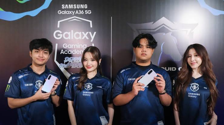 Tips dan Trik Gaming Profesional untuk Pemain Esports Pemain esports fokus bermain game dengan strategi tips dan trik gaming untuk meningkatkan skill
