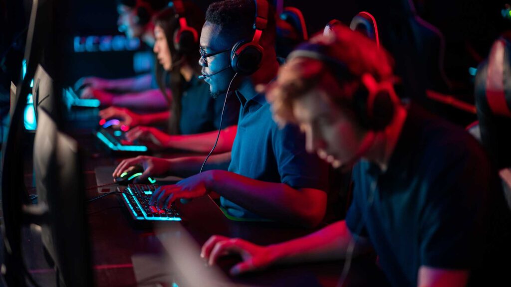 Pemain esports fokus bermain game dengan strategi tips dan trik gaming untuk meningkatkan skill