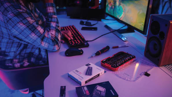Game PC dan teknologi gaming dengan perangkat komputer untuk gamer