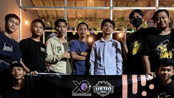 Komunitas E-Sport Indonesia Dengan Gamer Modern Komunitas E-Sport Indonesia bersama gamer profesional dalam kompetisi gaming modern