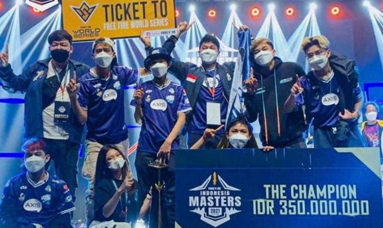 Komunitas e-sport Indonesia sedang bermain game kompetitif bersama
