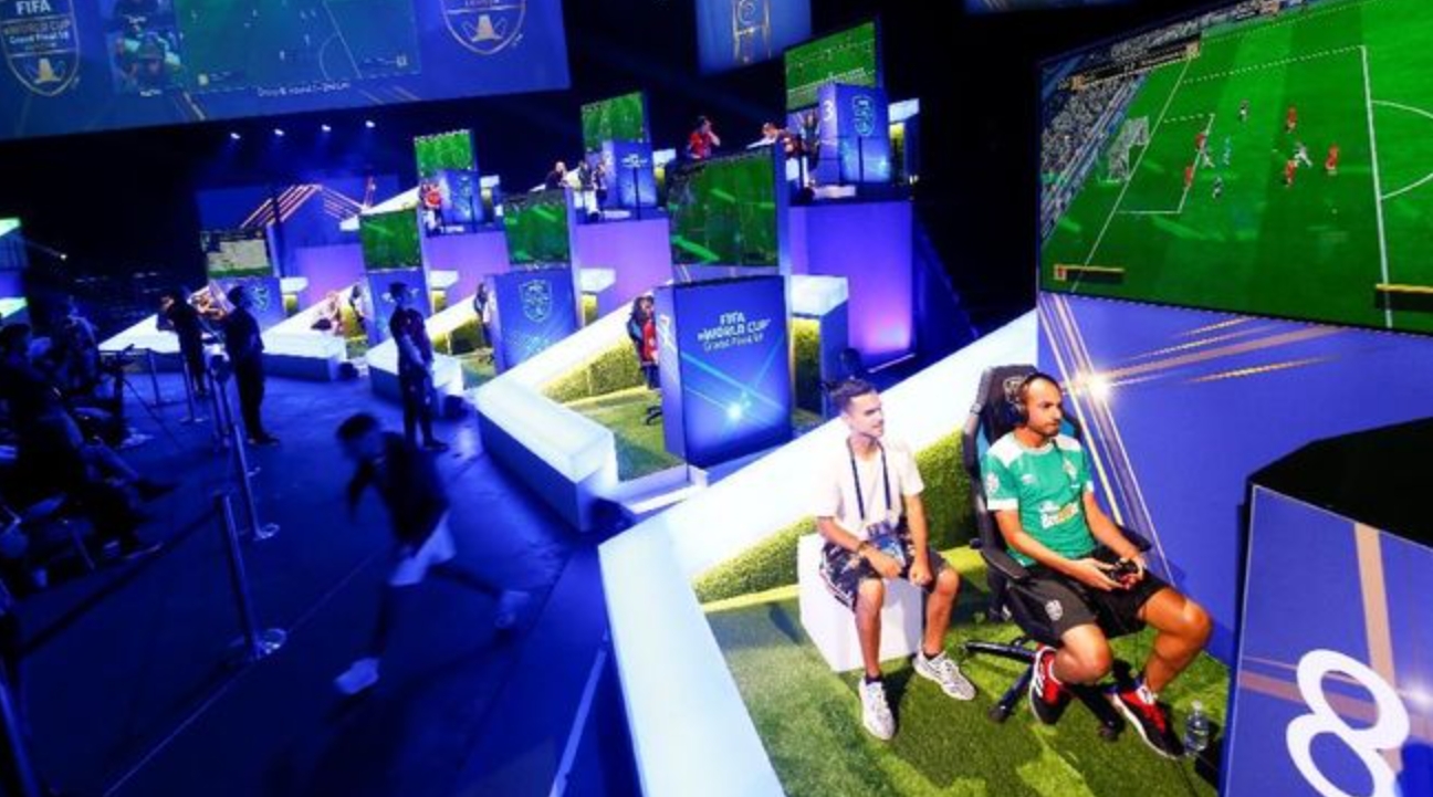 Komunitas e-sport gamer Indonesia mengikuti kompetisi game