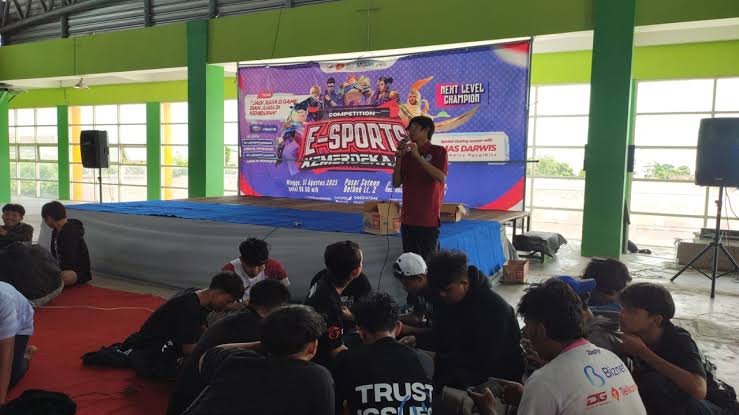 Komunitas e-sport gamer Indonesia bermain dan berdiskusi tentang game kompetitif