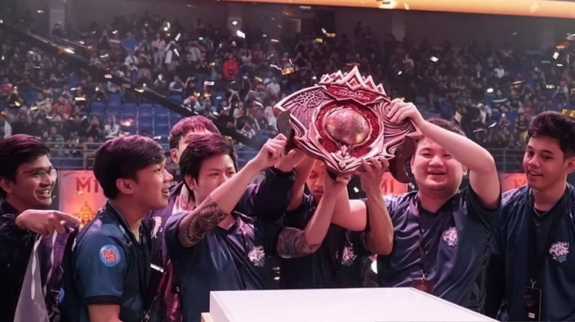 Komunitas e-sport Indonesia sedang bermain dan berdiskusi tentang game kompetitif